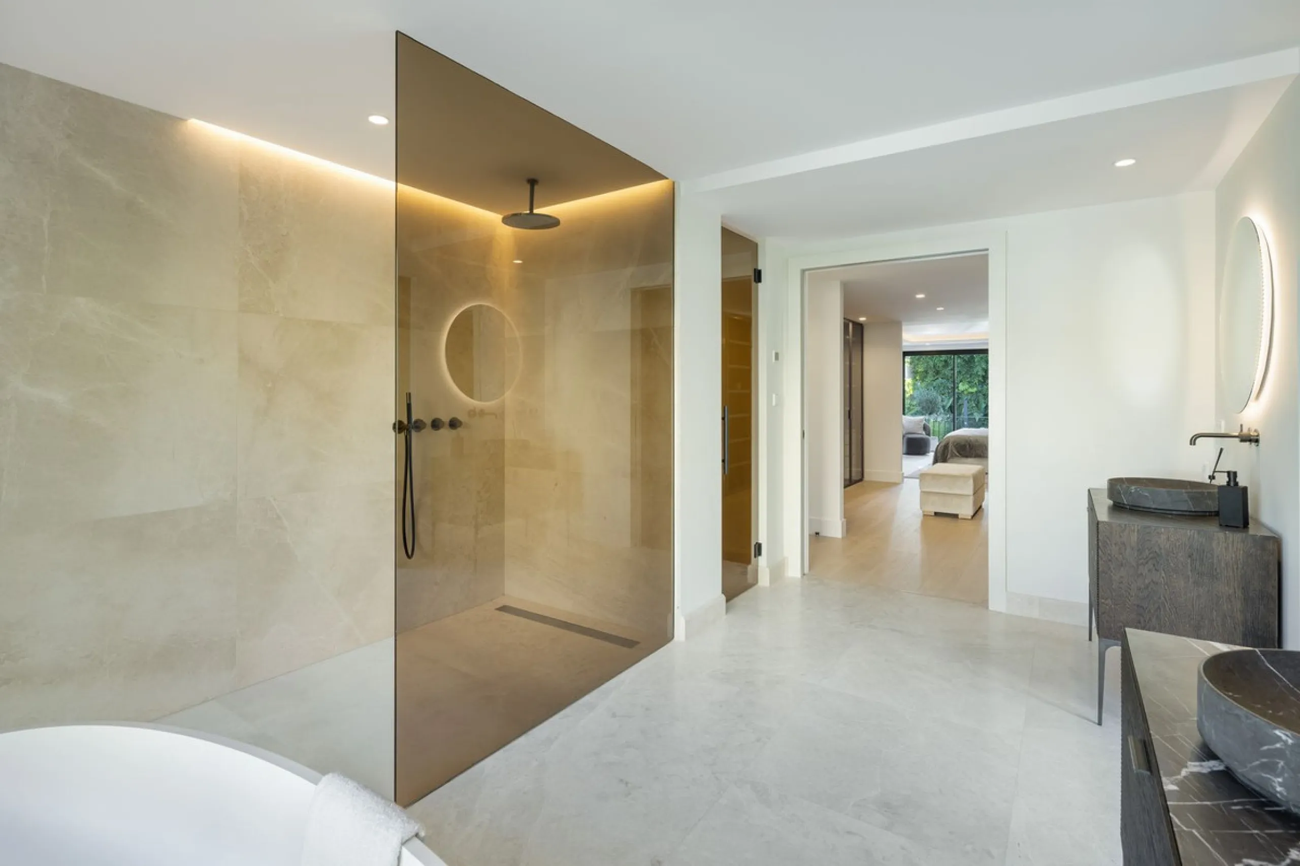 A beautiful and truly elegant, superbly designed villa in Marbella. Available now providing a key-ready home for those who wish to be close to all amenities.