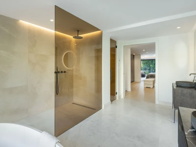 A beautiful and truly elegant, superbly designed villa in Marbella. Available now providing a key-ready home for those who wish to be close to all amenities.