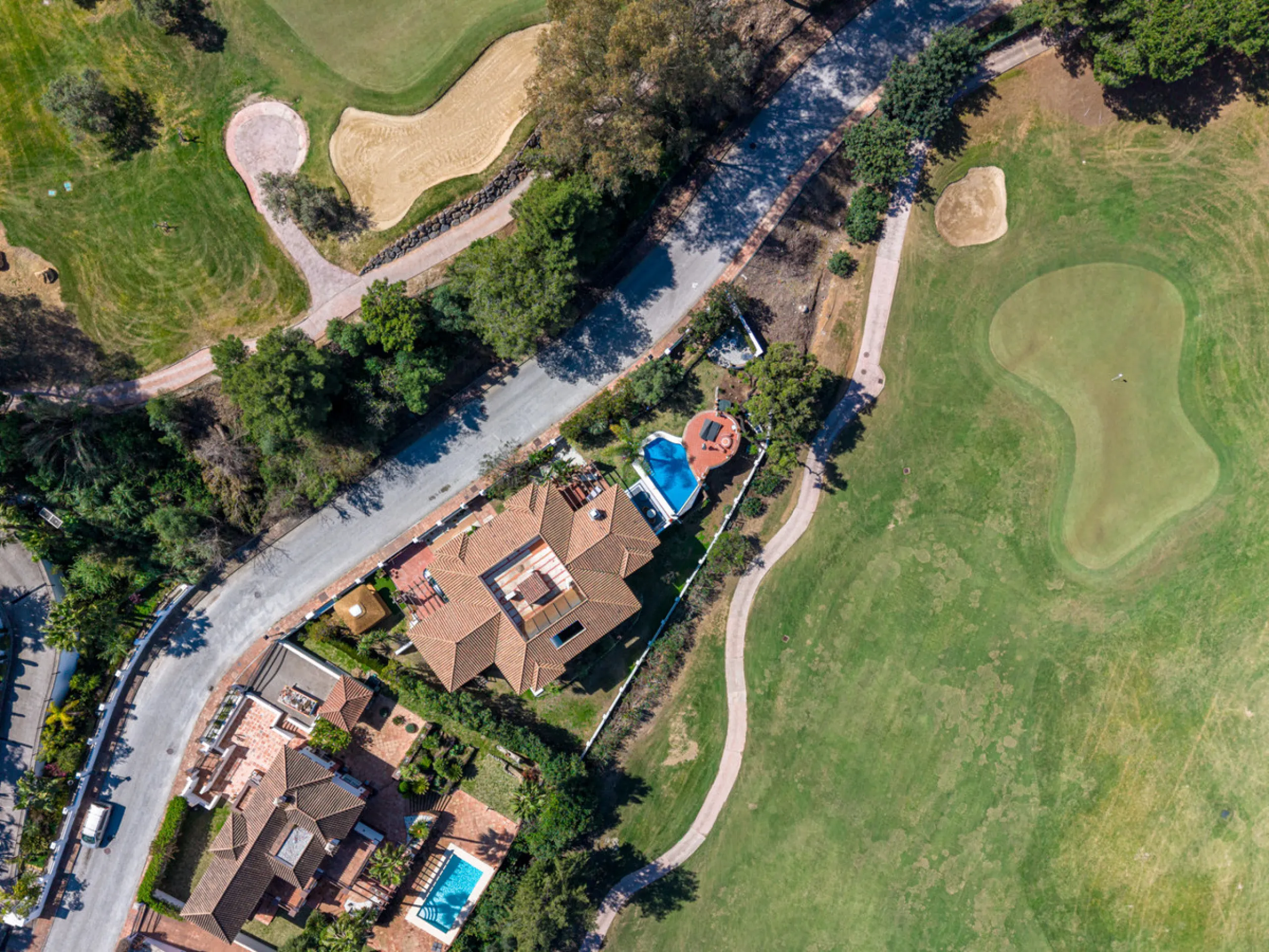 This very rare and elegant 4-bedroom home, by the well-known, Marbella architect Jacobson/Gonzales is a perfect example of this architect's eye for details and light.