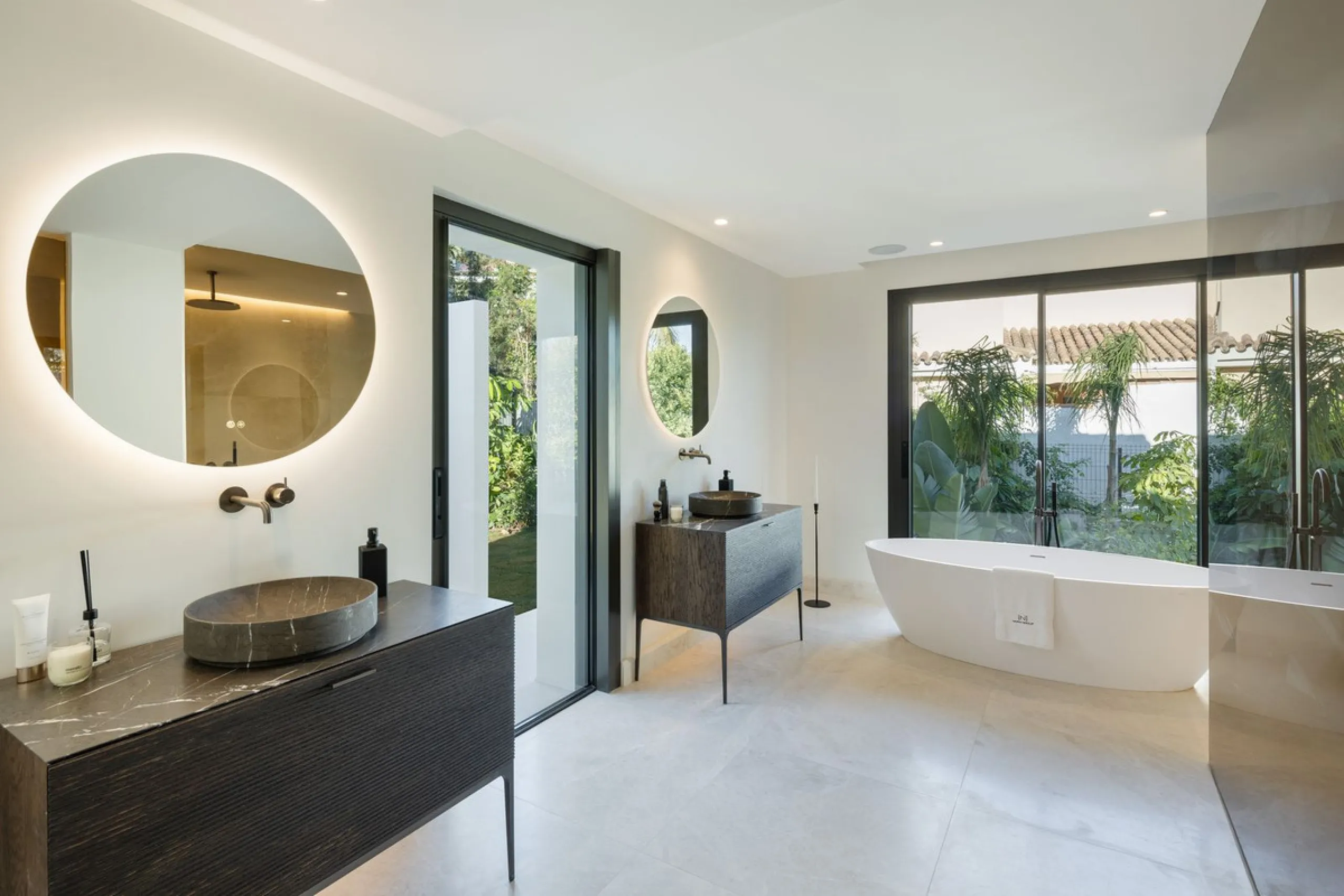 A beautiful and truly elegant, superbly designed villa in Marbella. Available now providing a key-ready home for those who wish to be close to all amenities.