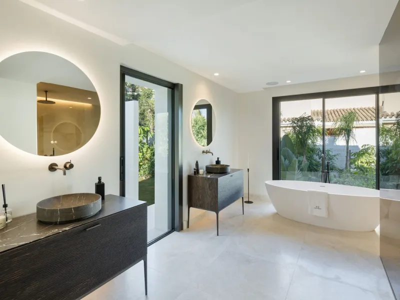 A beautiful and truly elegant, superbly designed villa in Marbella. Available now providing a key-ready home for those who wish to be close to all amenities.