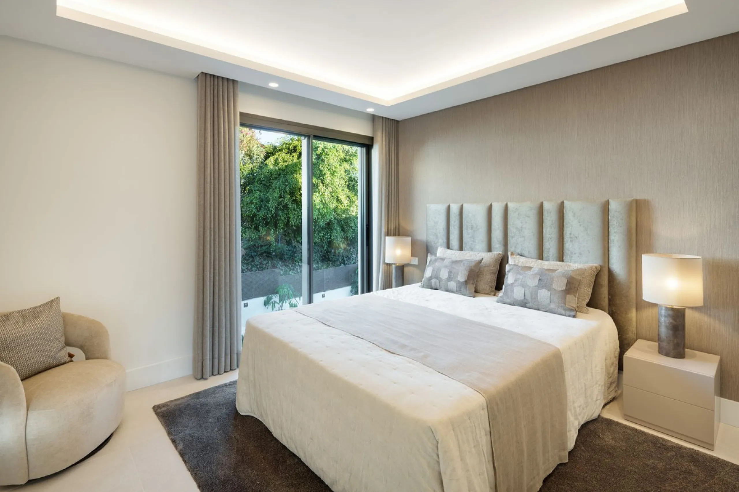A beautiful and truly elegant, superbly designed villa in Marbella. Available now providing a key-ready home for those who wish to be close to all amenities.
