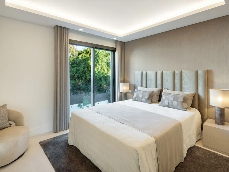 A beautiful and truly elegant, superbly designed villa in Marbella. Available now providing a key-ready home for those who wish to be close to all amenities.