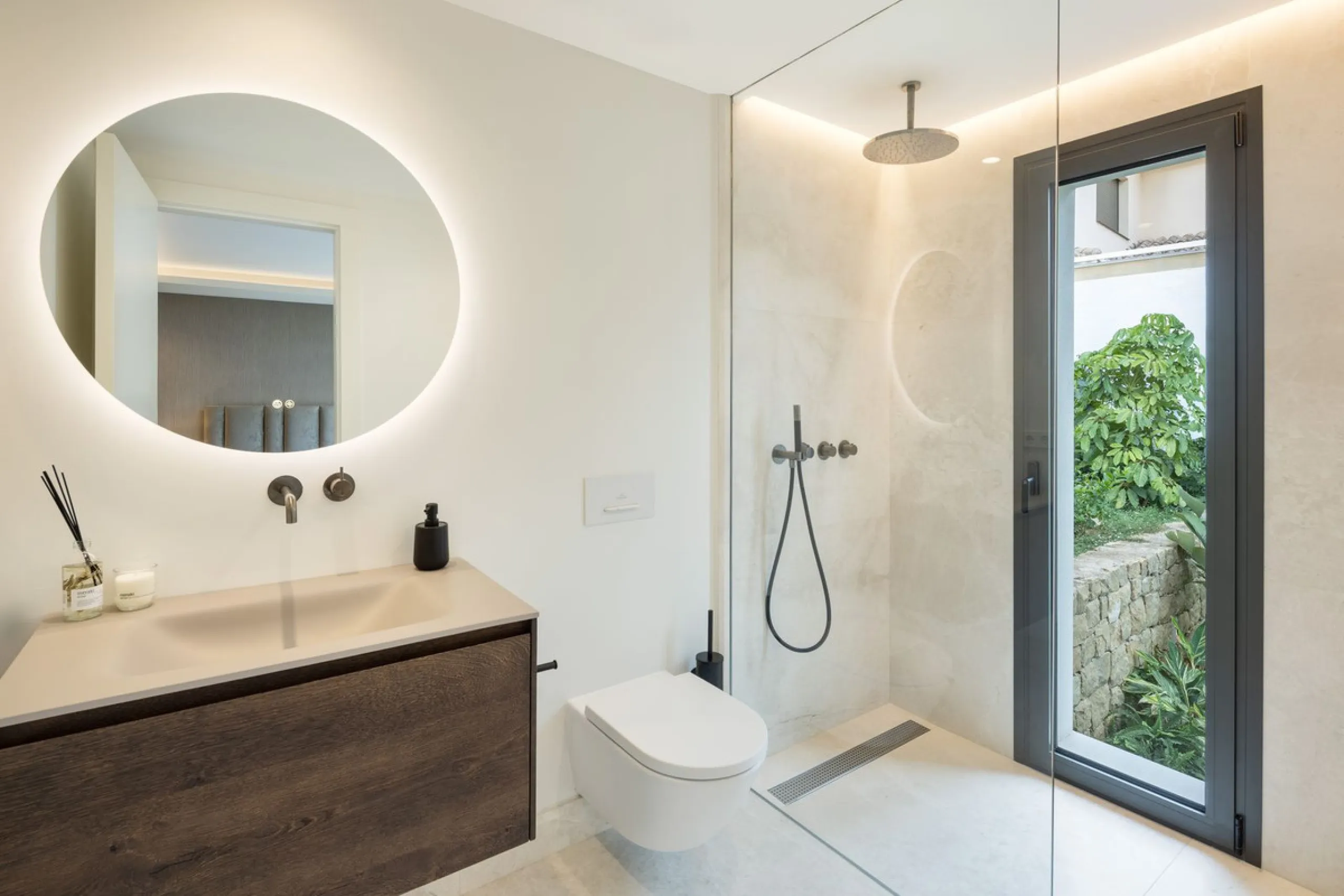 A beautiful and truly elegant, superbly designed villa in Marbella. Available now providing a key-ready home for those who wish to be close to all amenities.