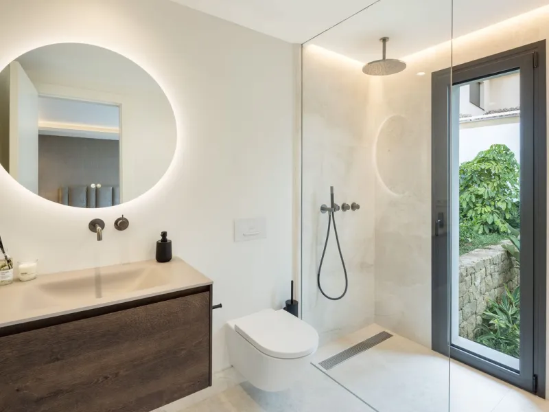 A beautiful and truly elegant, superbly designed villa in Marbella. Available now providing a key-ready home for those who wish to be close to all amenities.
