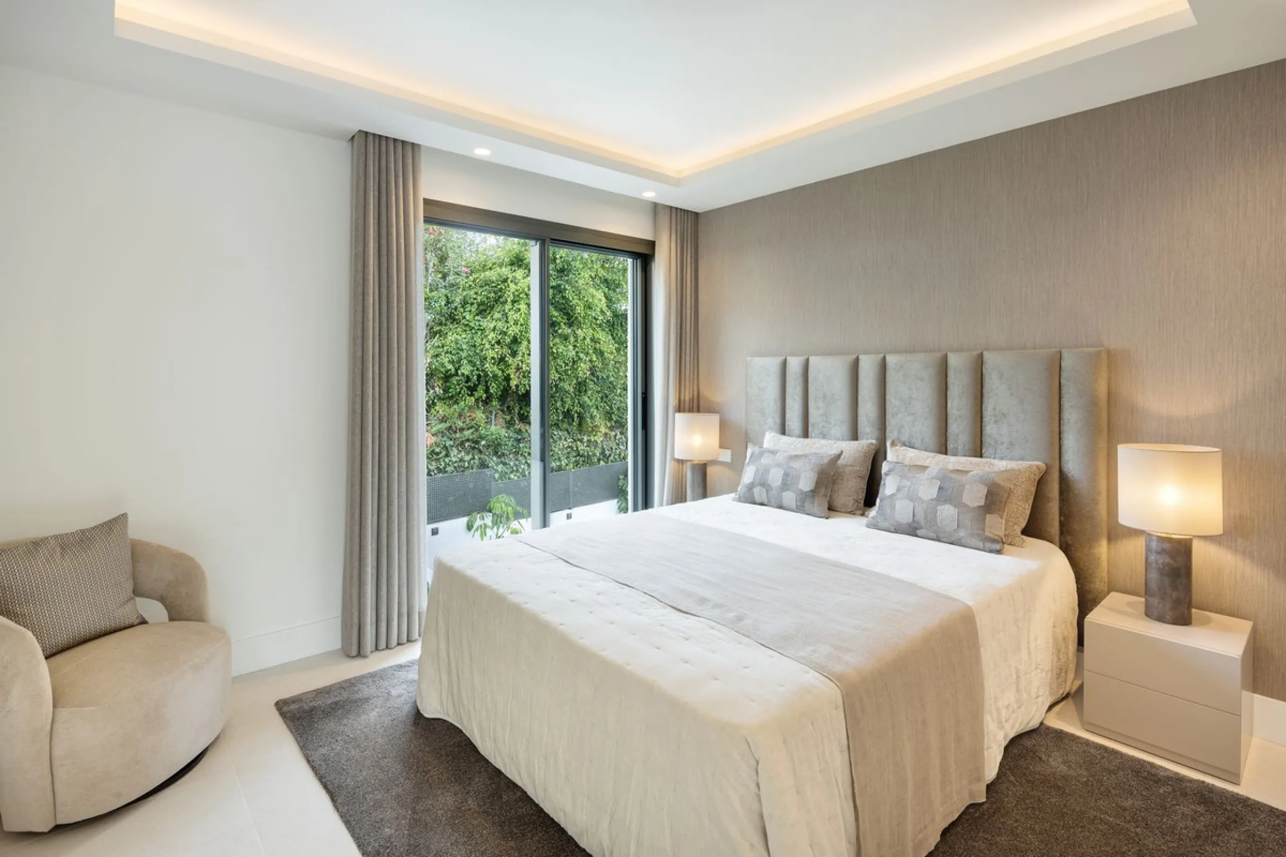 A beautiful and truly elegant, superbly designed villa in Marbella. Available now providing a key-ready home for those who wish to be close to all amenities.