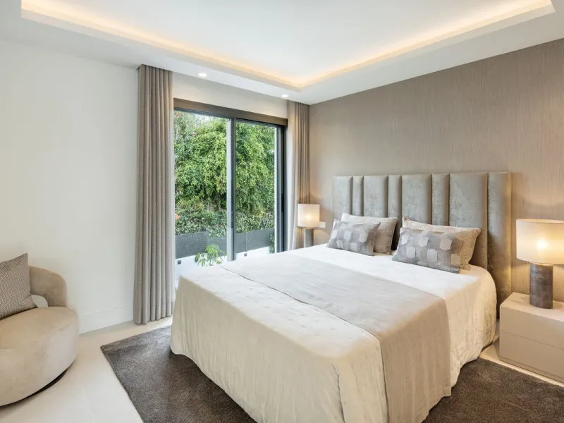 A beautiful and truly elegant, superbly designed villa in Marbella. Available now providing a key-ready home for those who wish to be close to all amenities.