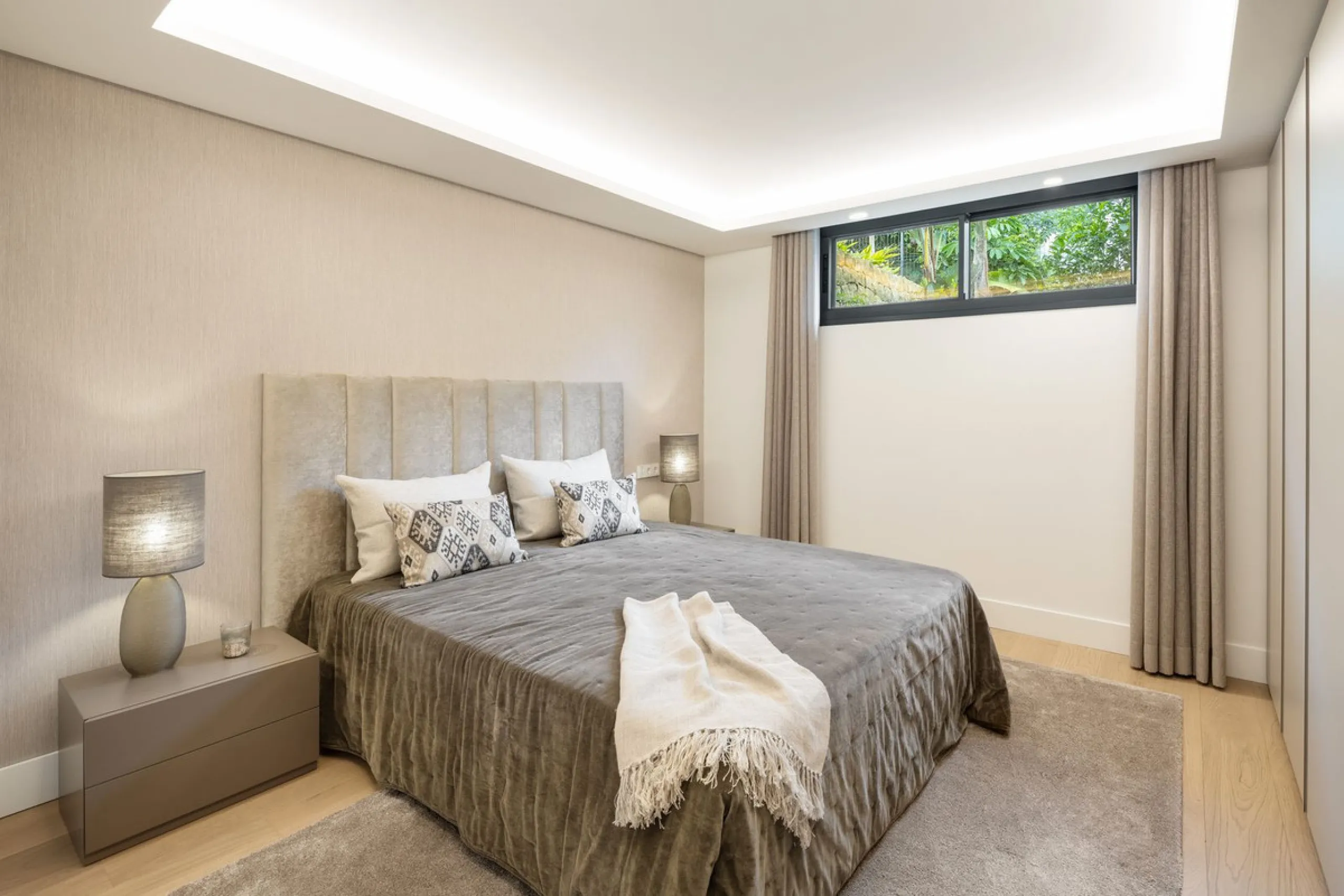 A beautiful and truly elegant, superbly designed villa in Marbella. Available now providing a key-ready home for those who wish to be close to all amenities.