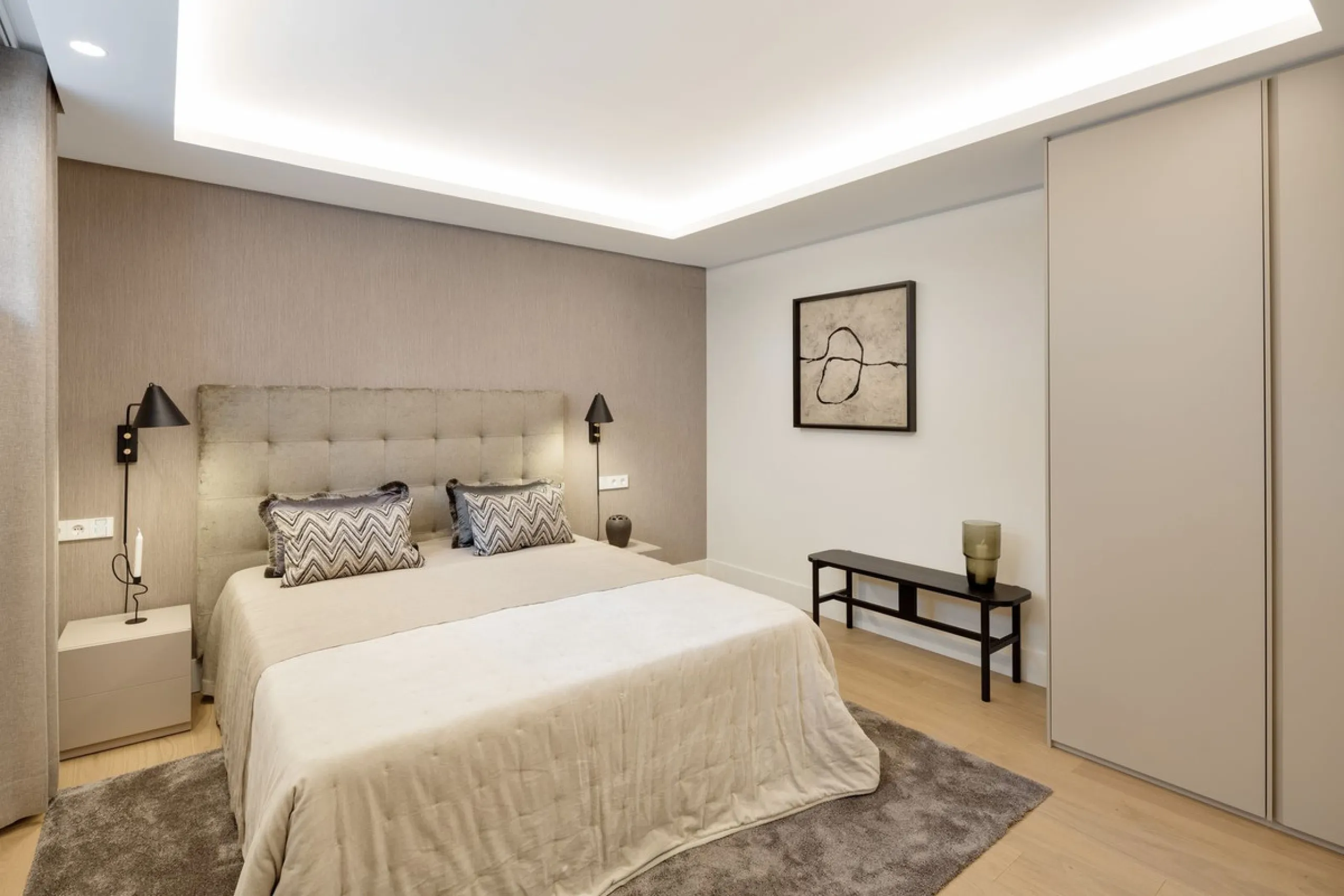A beautiful and truly elegant, superbly designed villa in Marbella. Available now providing a key-ready home for those who wish to be close to all amenities.
