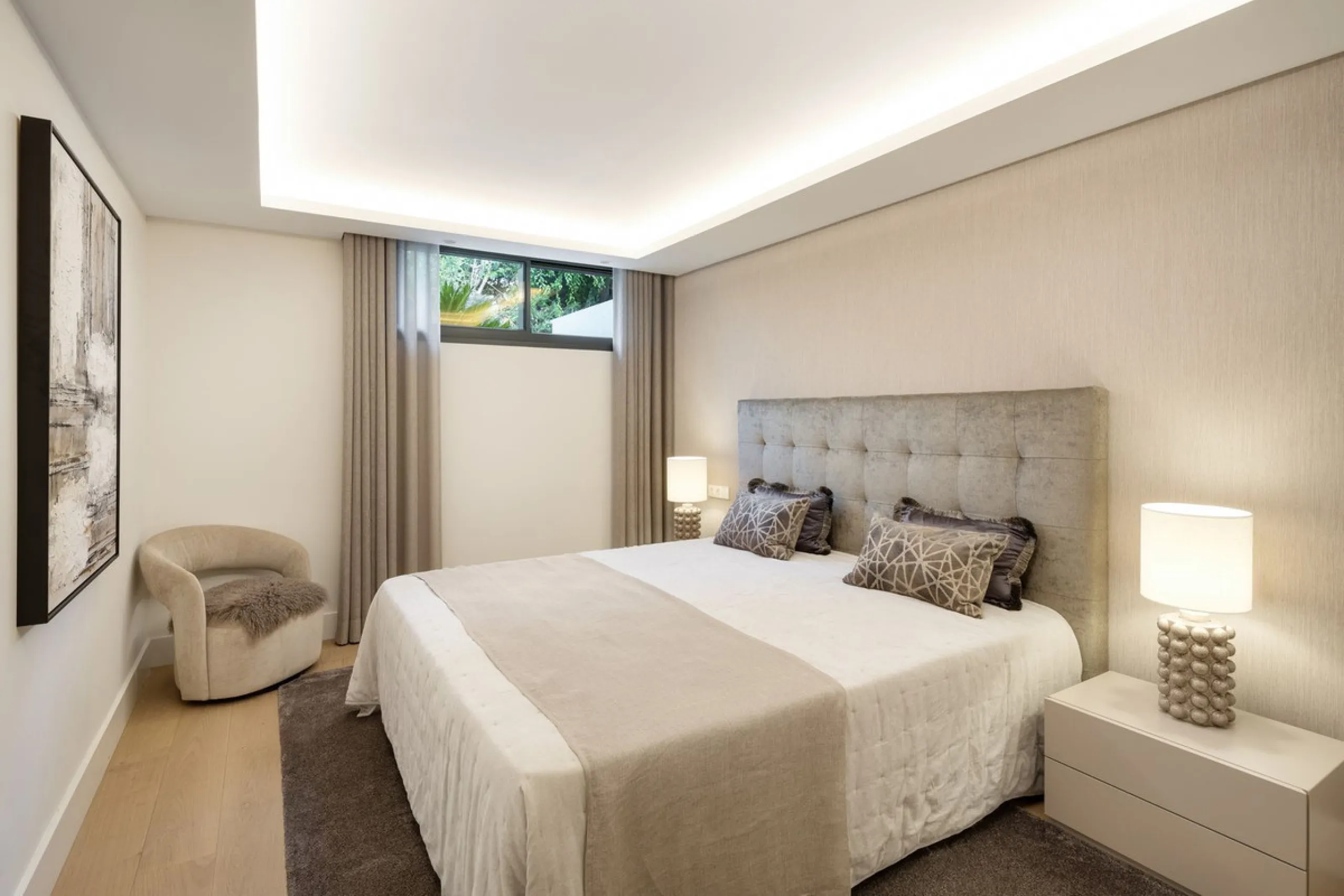 A beautiful and truly elegant, superbly designed villa in Marbella. Available now providing a key-ready home for those who wish to be close to all amenities.
