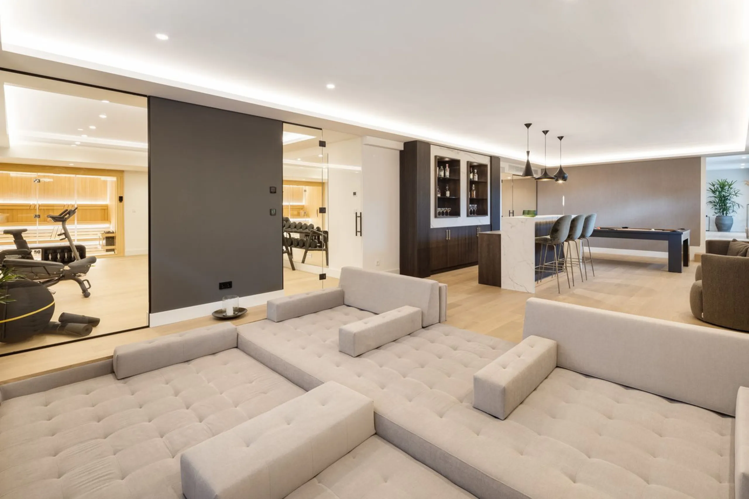 A beautiful and truly elegant, superbly designed villa in Marbella. Available now providing a key-ready home for those who wish to be close to all amenities.