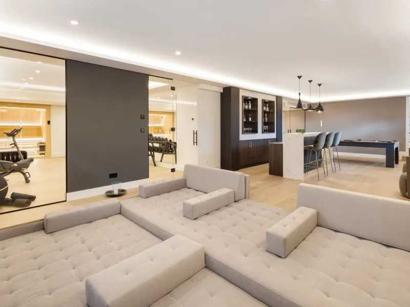 A beautiful and truly elegant, superbly designed villa in Marbella. Available now providing a key-ready home for those who wish to be close to all amenities.