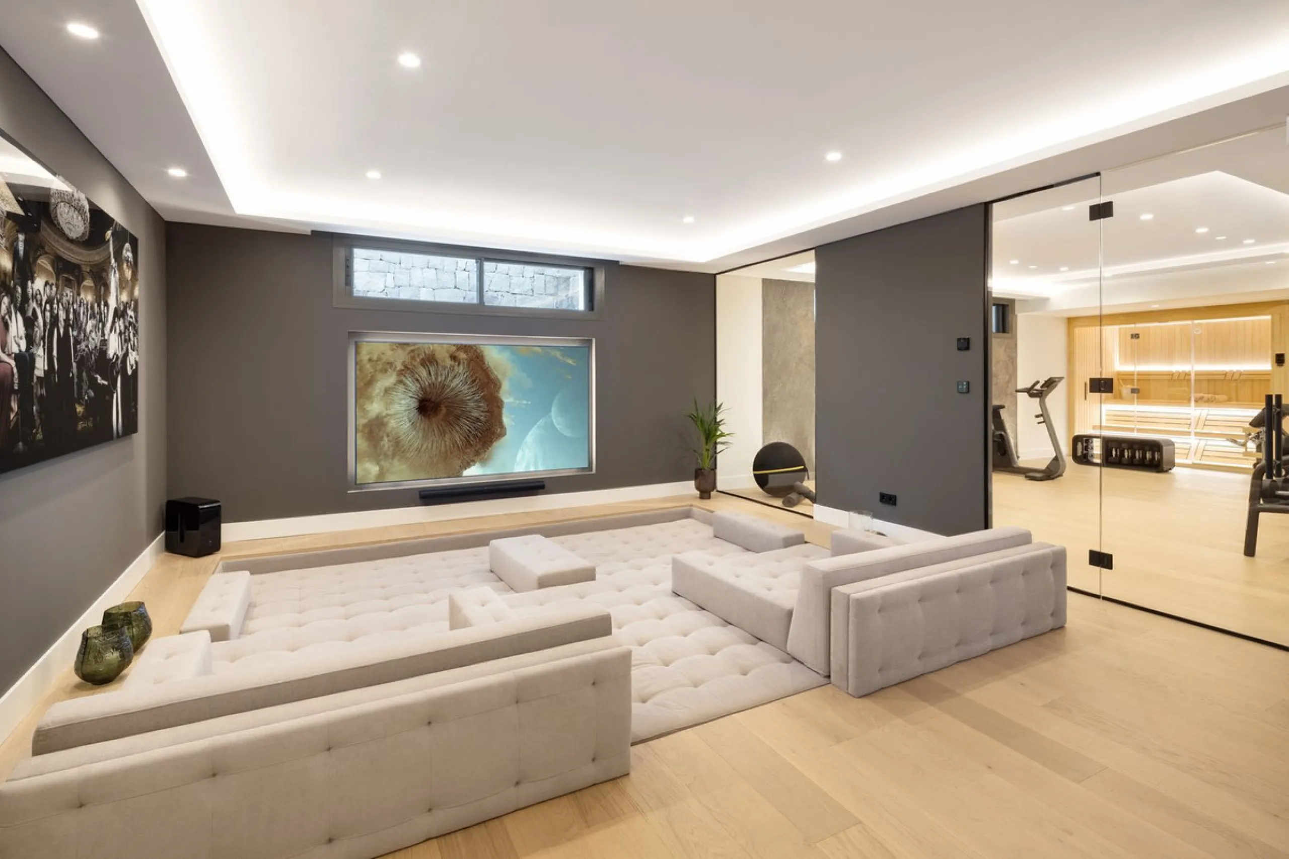 A beautiful and truly elegant, superbly designed villa in Marbella. Available now providing a key-ready home for those who wish to be close to all amenities.