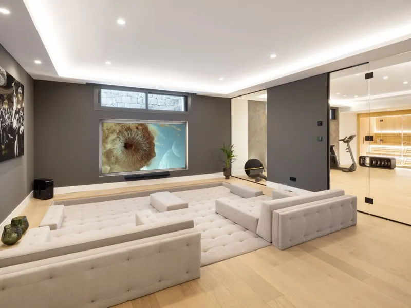 A beautiful and truly elegant, superbly designed villa in Marbella. Available now providing a key-ready home for those who wish to be close to all amenities.