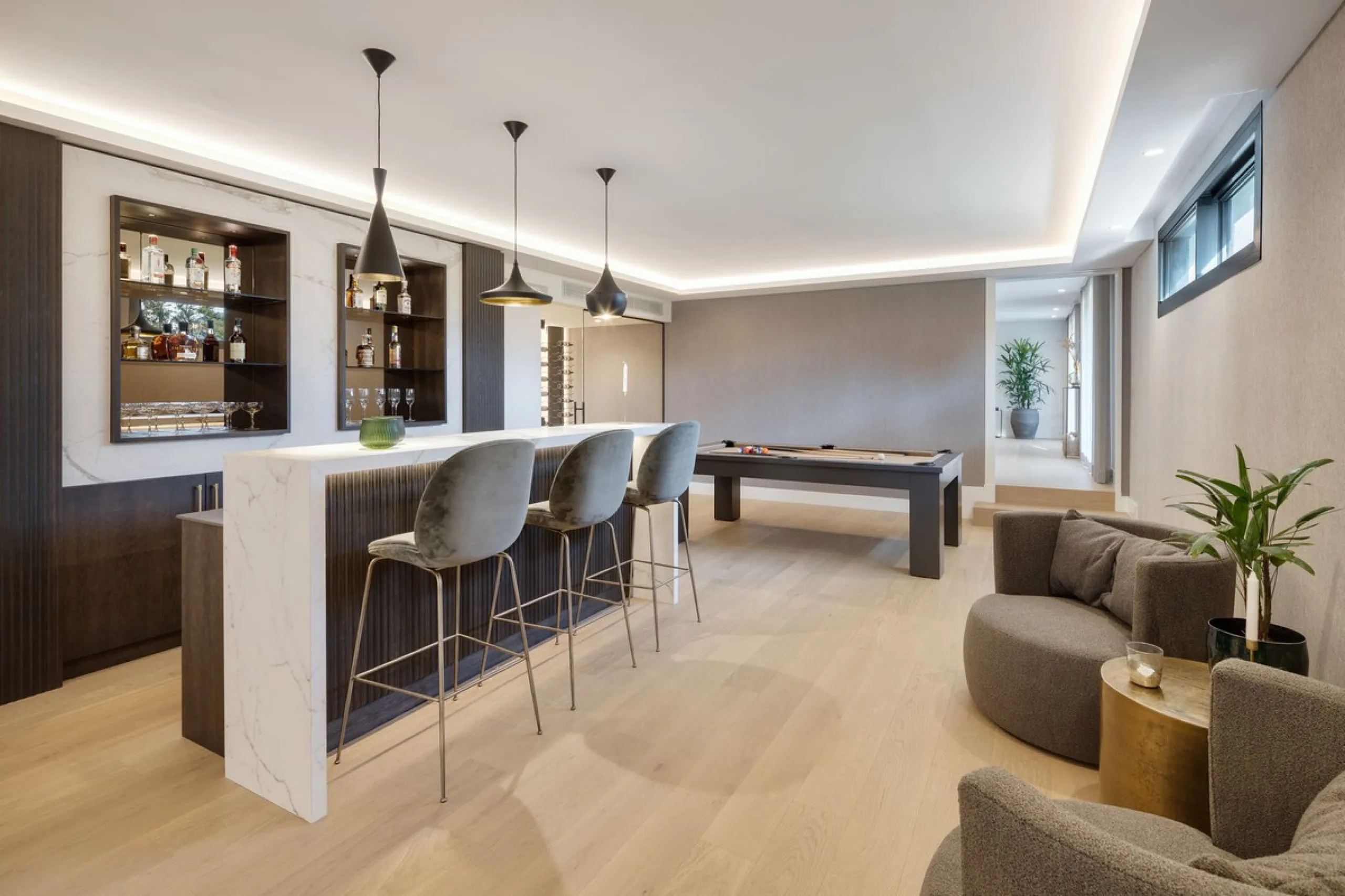 A beautiful and truly elegant, superbly designed villa in Marbella. Available now providing a key-ready home for those who wish to be close to all amenities.