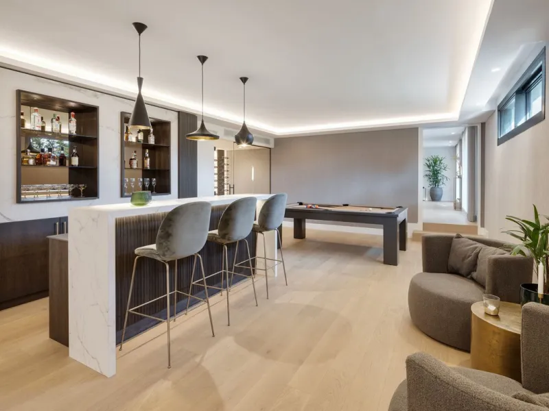 A beautiful and truly elegant, superbly designed villa in Marbella. Available now providing a key-ready home for those who wish to be close to all amenities.