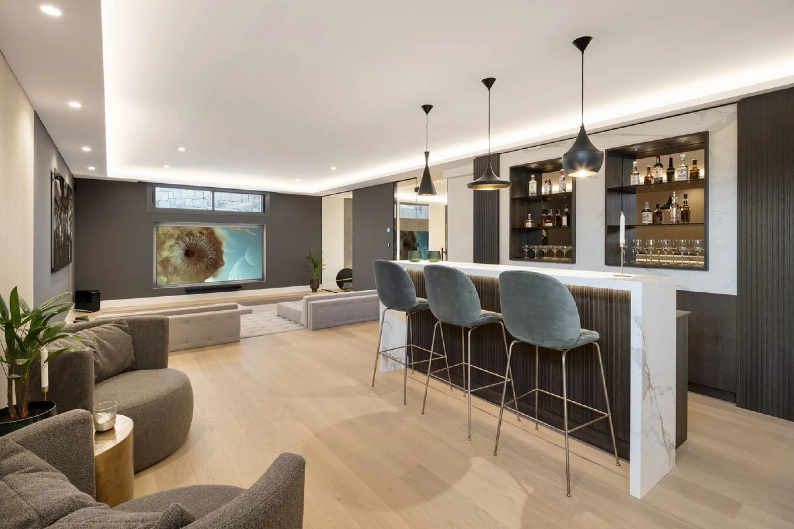 A beautiful and truly elegant, superbly designed villa in Marbella. Available now providing a key-ready home for those who wish to be close to all amenities.