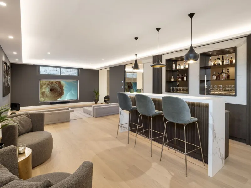 A beautiful and truly elegant, superbly designed villa in Marbella. Available now providing a key-ready home for those who wish to be close to all amenities.