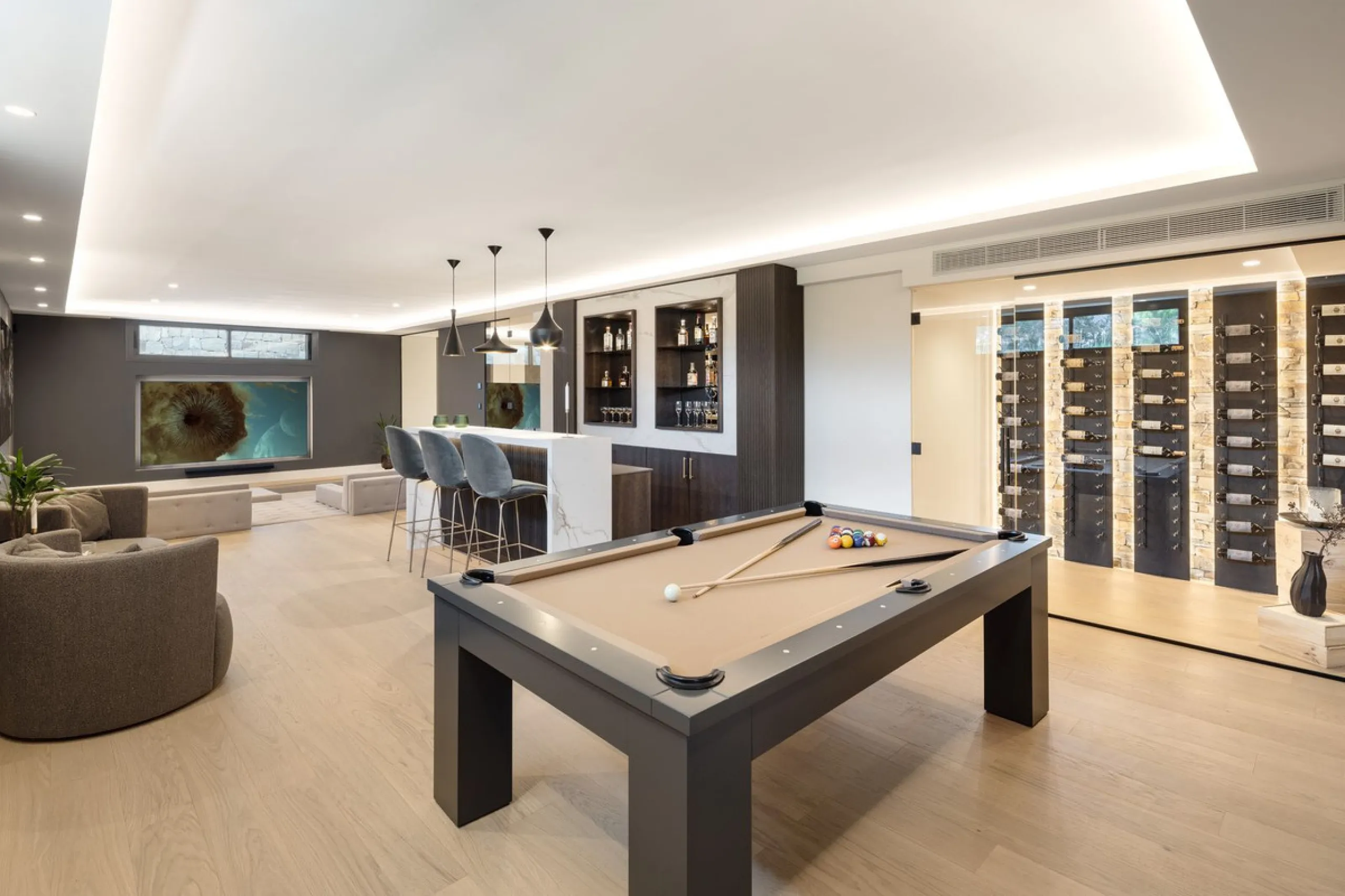A beautiful and truly elegant, superbly designed villa in Marbella. Available now providing a key-ready home for those who wish to be close to all amenities.