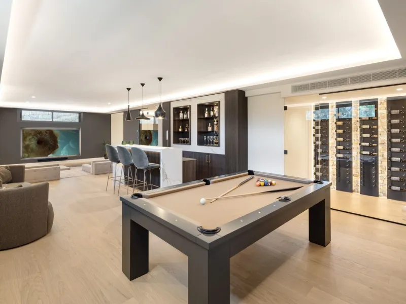 A beautiful and truly elegant, superbly designed villa in Marbella. Available now providing a key-ready home for those who wish to be close to all amenities.