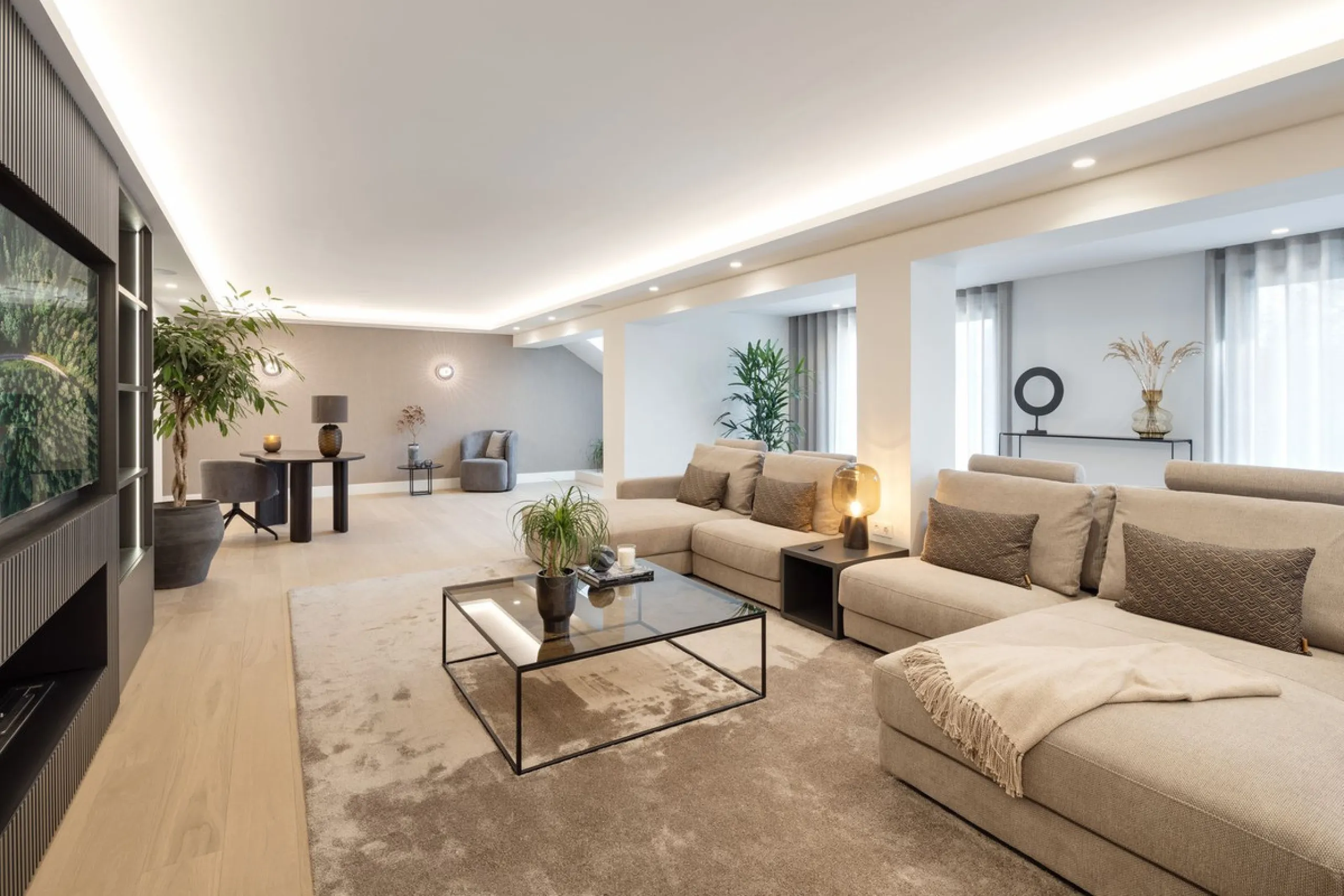 A beautiful and truly elegant, superbly designed villa in Marbella. Available now providing a key-ready home for those who wish to be close to all amenities.