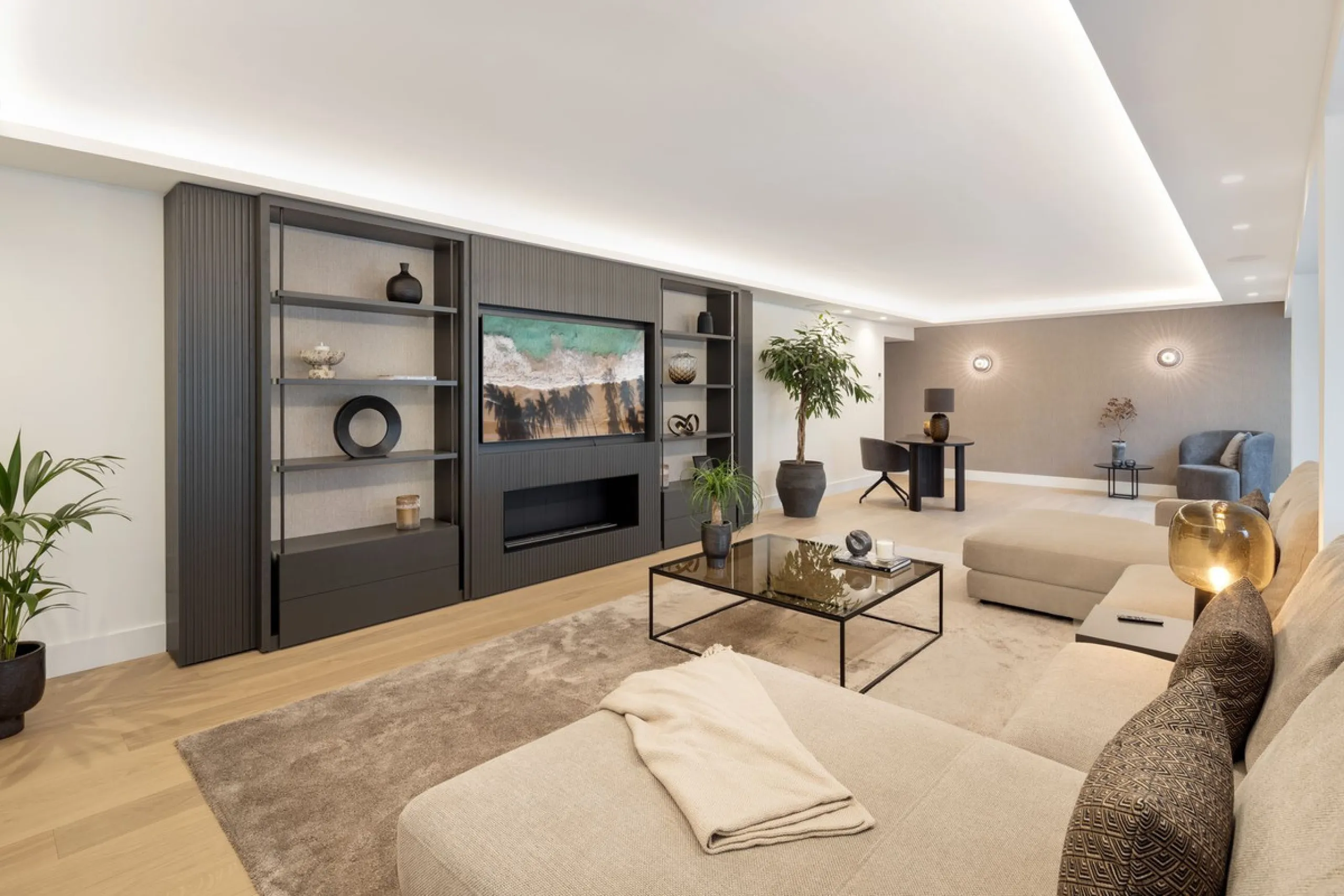 A beautiful and truly elegant, superbly designed villa in Marbella. Available now providing a key-ready home for those who wish to be close to all amenities.