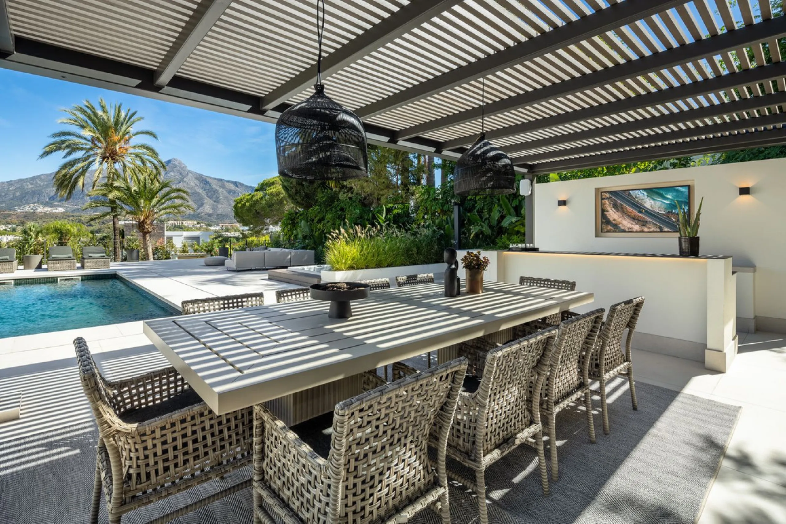 A beautiful and truly elegant, superbly designed villa in Marbella. Available now providing a key-ready home for those who wish to be close to all amenities.