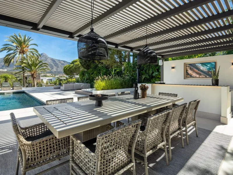 A beautiful and truly elegant, superbly designed villa in Marbella. Available now providing a key-ready home for those who wish to be close to all amenities.