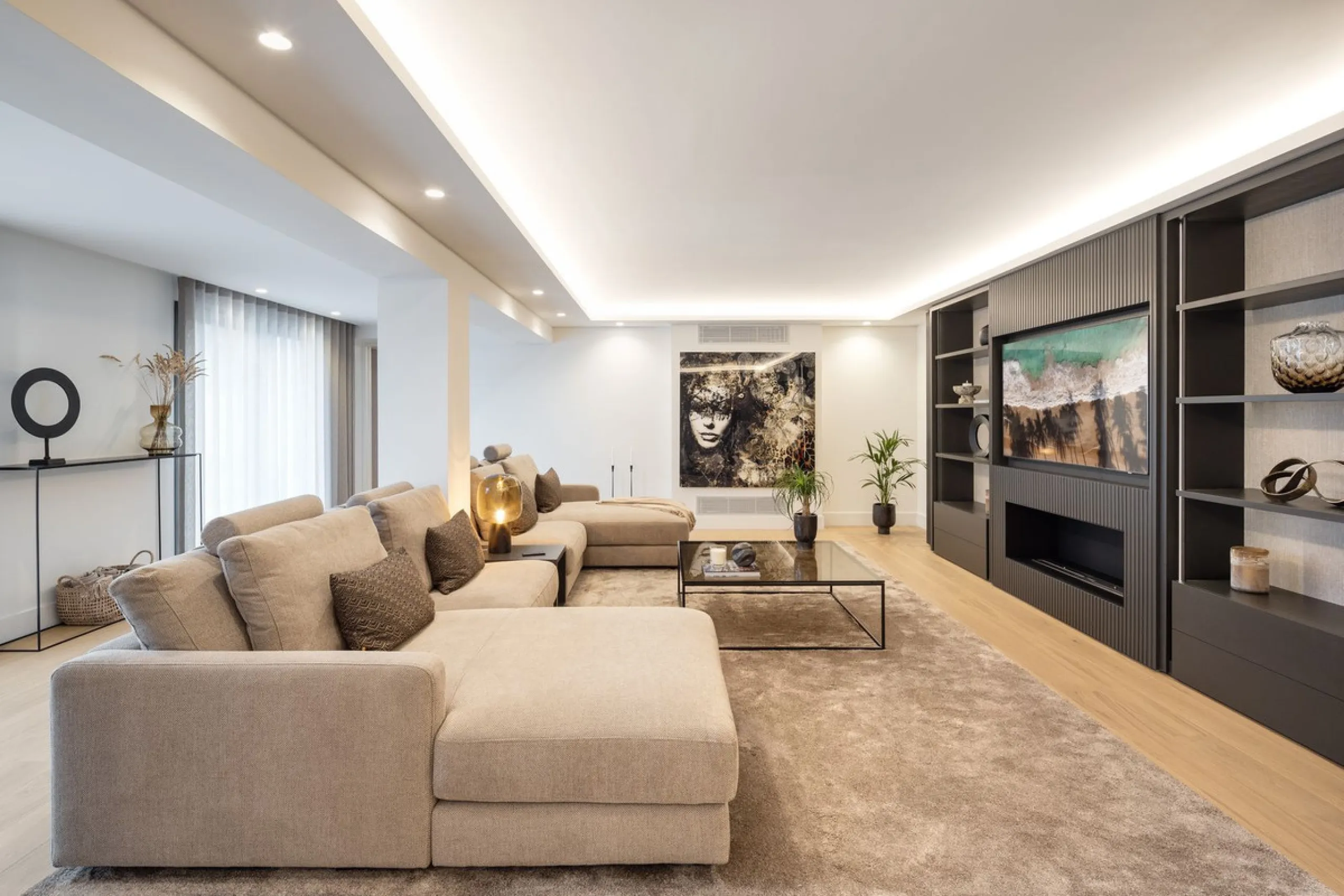 A beautiful and truly elegant, superbly designed villa in Marbella. Available now providing a key-ready home for those who wish to be close to all amenities.