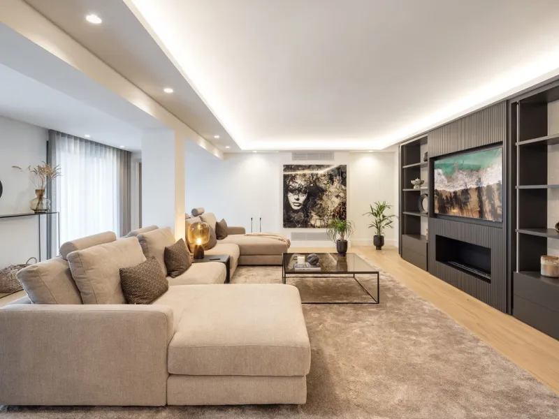A beautiful and truly elegant, superbly designed villa in Marbella. Available now providing a key-ready home for those who wish to be close to all amenities.