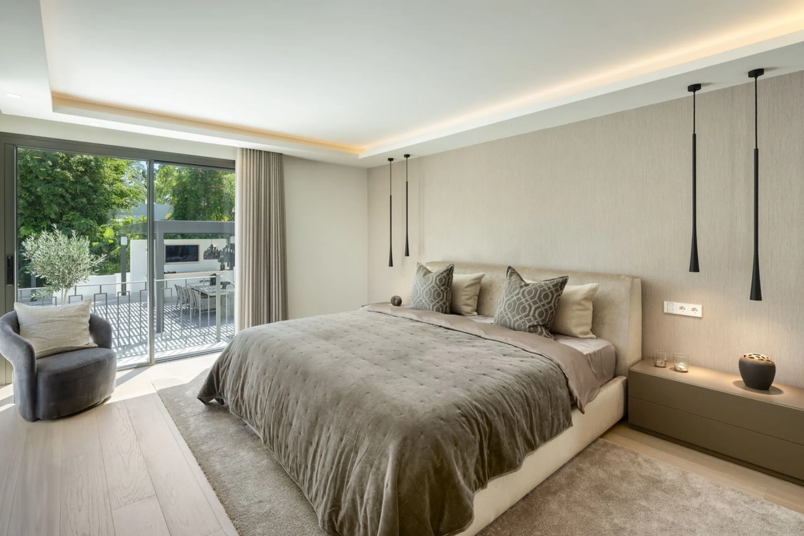 A beautiful and truly elegant, superbly designed villa in Marbella. Available now providing a key-ready home for those who wish to be close to all amenities.