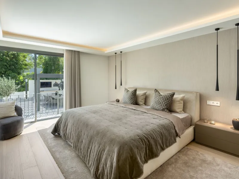 A beautiful and truly elegant, superbly designed villa in Marbella. Available now providing a key-ready home for those who wish to be close to all amenities.