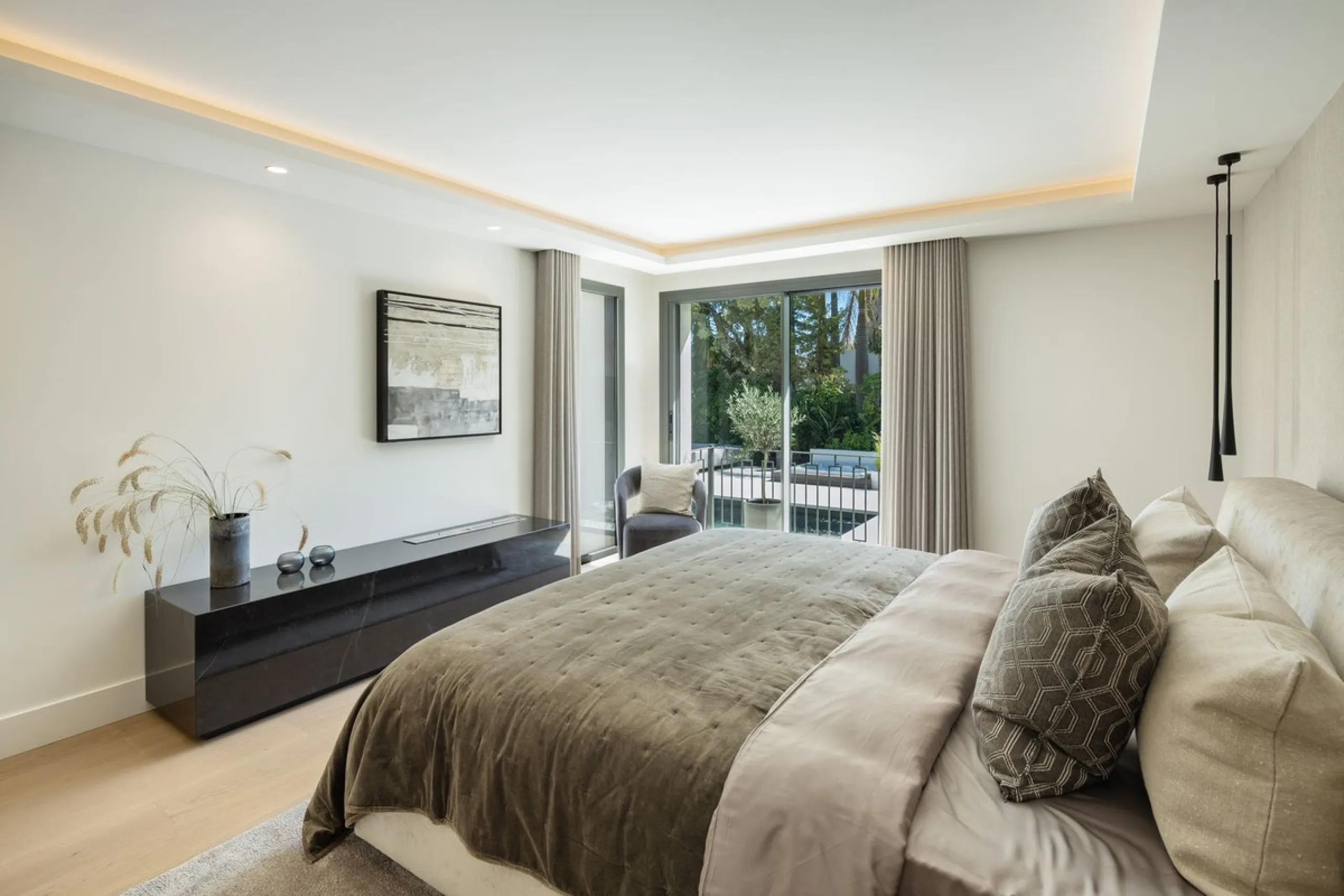 A beautiful and truly elegant, superbly designed villa in Marbella. Available now providing a key-ready home for those who wish to be close to all amenities.