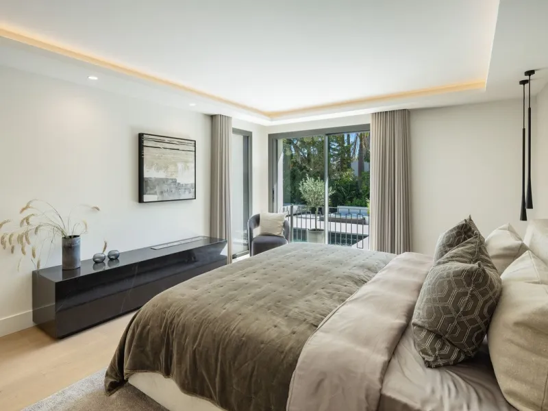 A beautiful and truly elegant, superbly designed villa in Marbella. Available now providing a key-ready home for those who wish to be close to all amenities.
