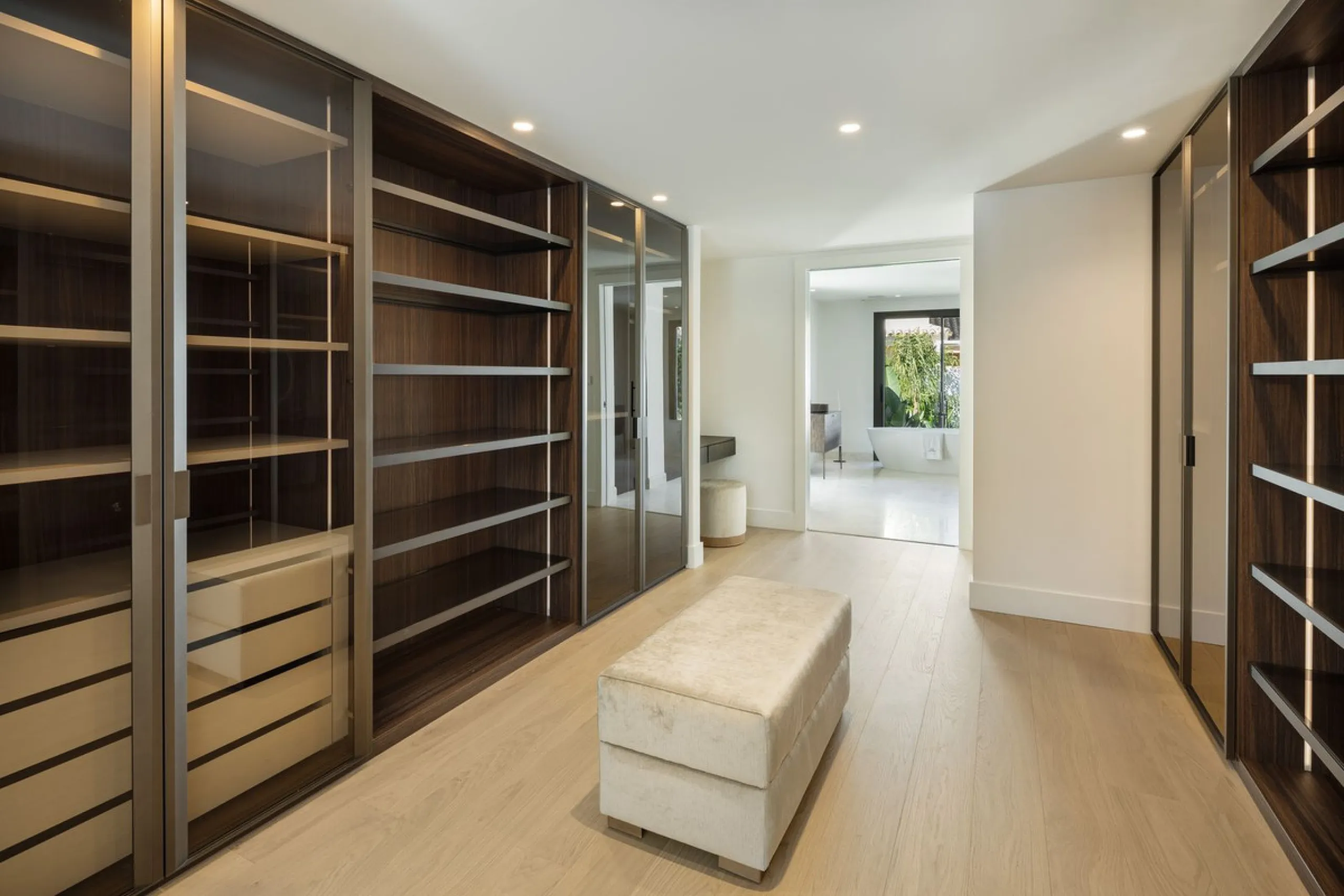 A beautiful and truly elegant, superbly designed villa in Marbella. Available now providing a key-ready home for those who wish to be close to all amenities.