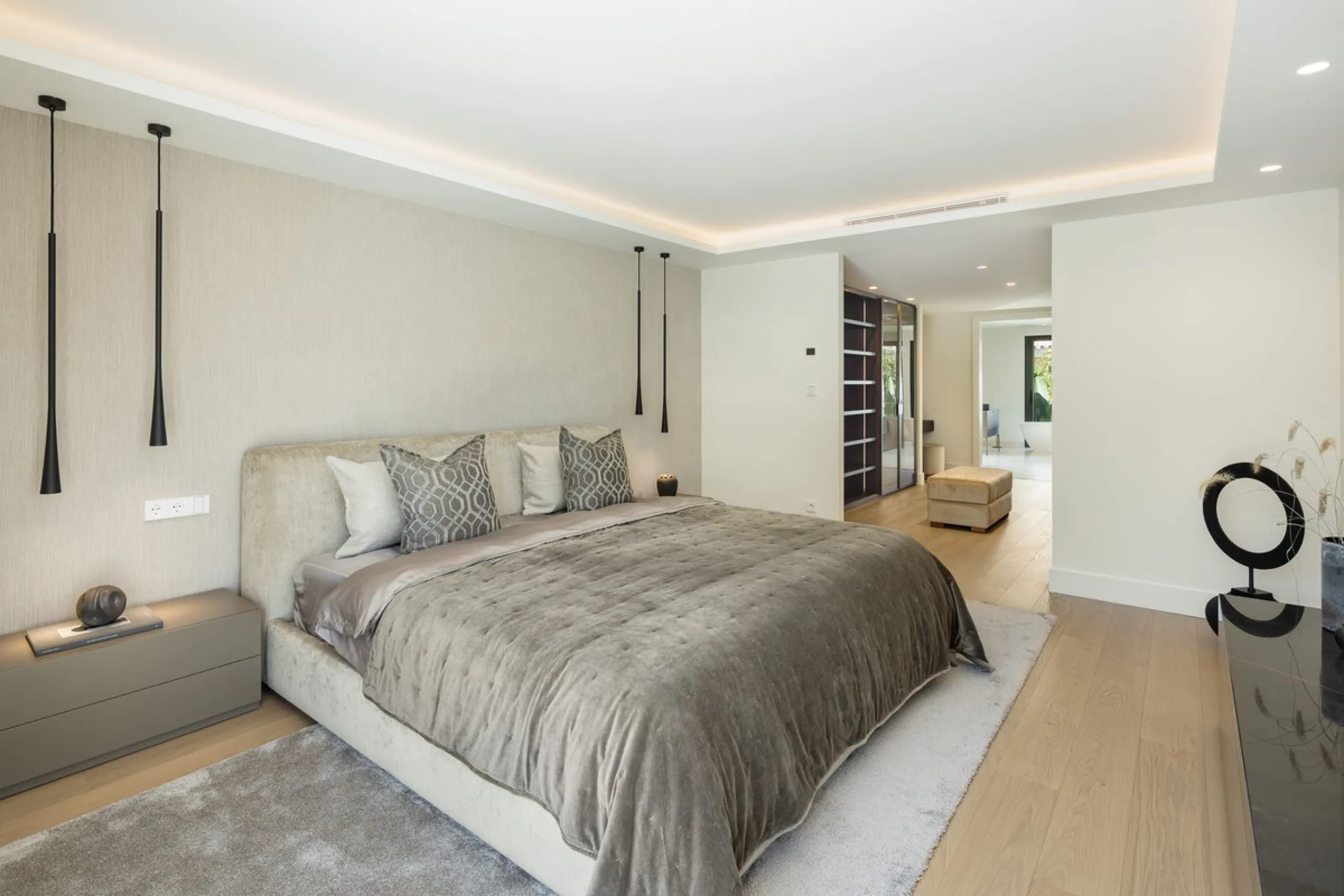 A beautiful and truly elegant, superbly designed villa in Marbella. Available now providing a key-ready home for those who wish to be close to all amenities.