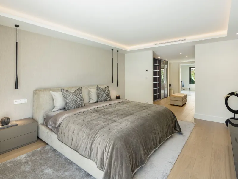 A beautiful and truly elegant, superbly designed villa in Marbella. Available now providing a key-ready home for those who wish to be close to all amenities.
