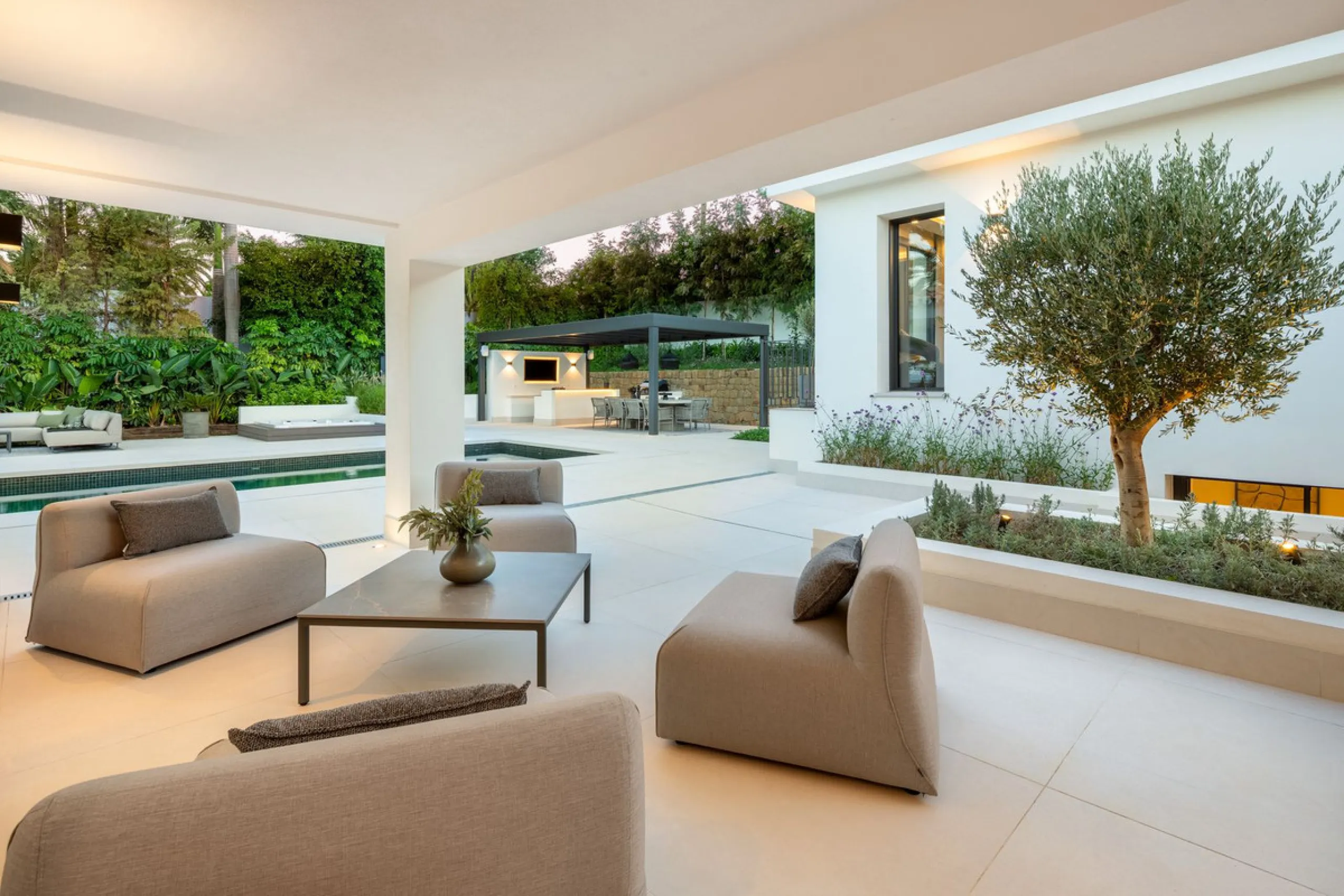 A beautiful and truly elegant, superbly designed villa in Marbella. Available now providing a key-ready home for those who wish to be close to all amenities.