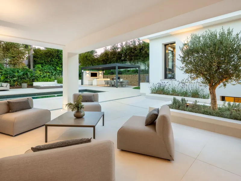 A beautiful and truly elegant, superbly designed villa in Marbella. Available now providing a key-ready home for those who wish to be close to all amenities.