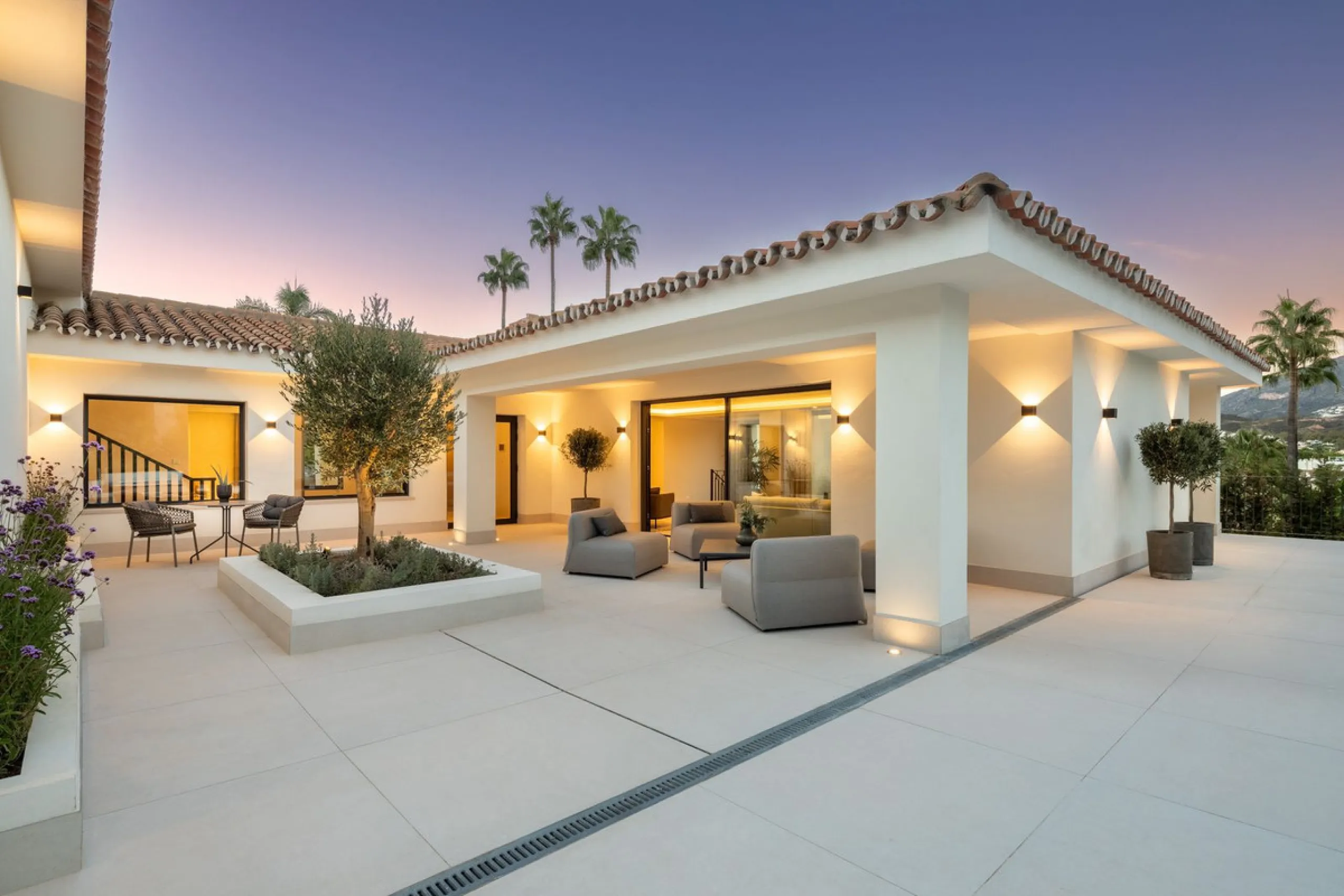 A beautiful and truly elegant, superbly designed villa in Marbella. Available now providing a key-ready home for those who wish to be close to all amenities.