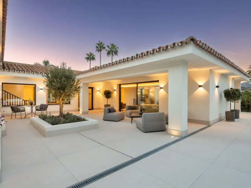 A beautiful and truly elegant, superbly designed villa in Marbella. Available now providing a key-ready home for those who wish to be close to all amenities.