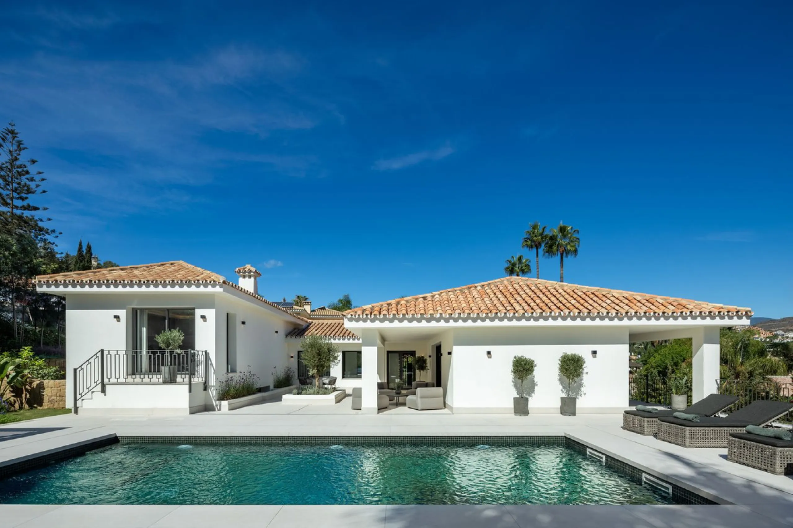 A beautiful and truly elegant, superbly designed villa in Marbella. Available now providing a key-ready home for those who wish to be close to all amenities.