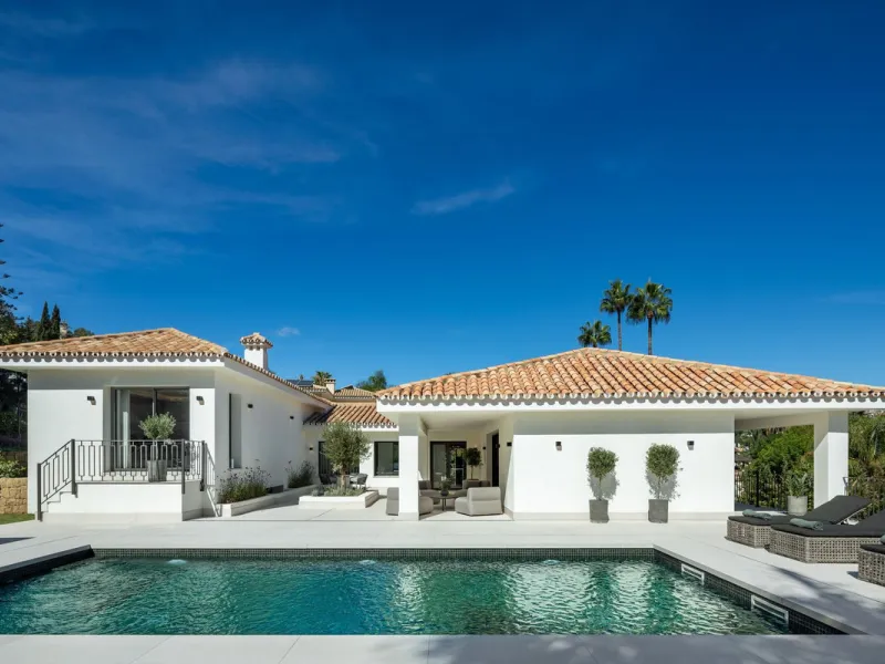 A beautiful and truly elegant, superbly designed villa in Marbella. Available now providing a key-ready home for those who wish to be close to all amenities.