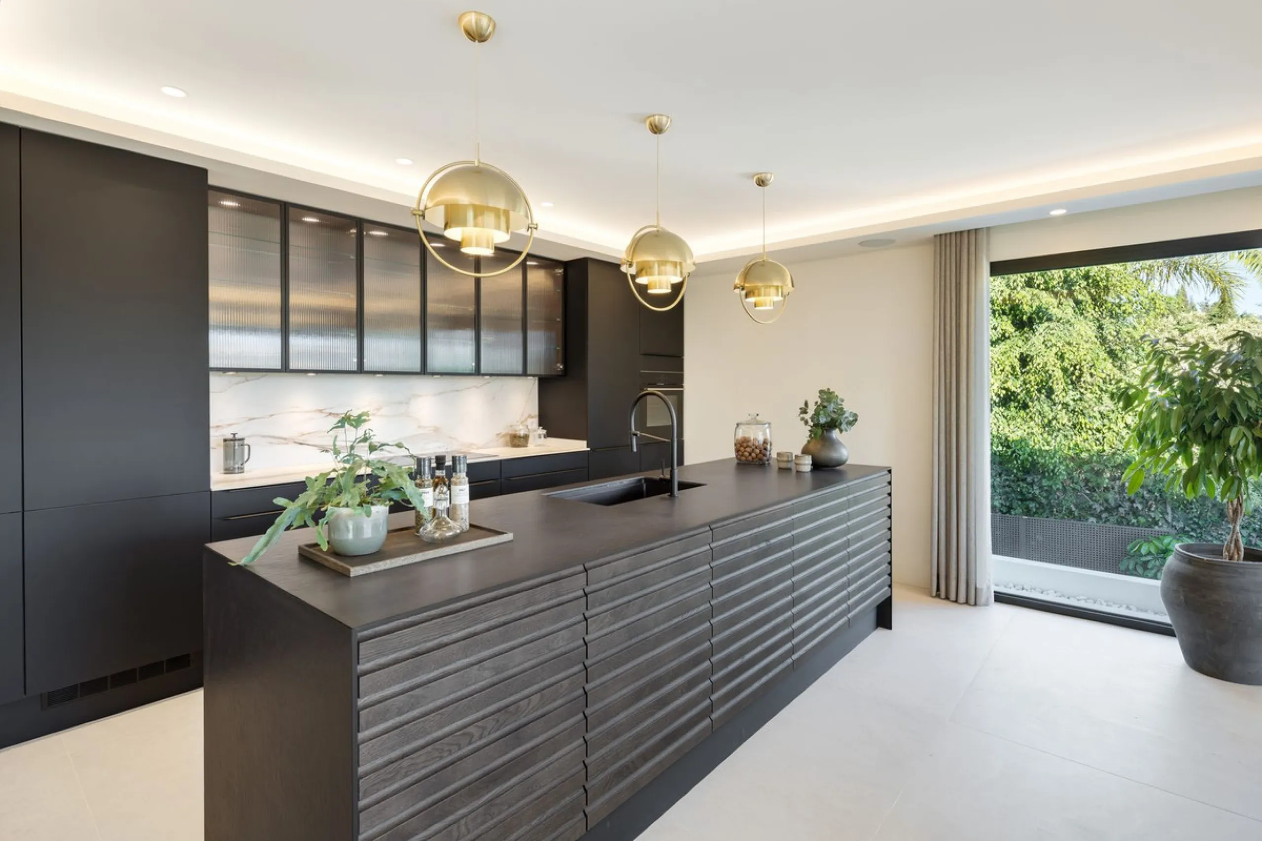 A beautiful and truly elegant, superbly designed villa in Marbella. Available now providing a key-ready home for those who wish to be close to all amenities.