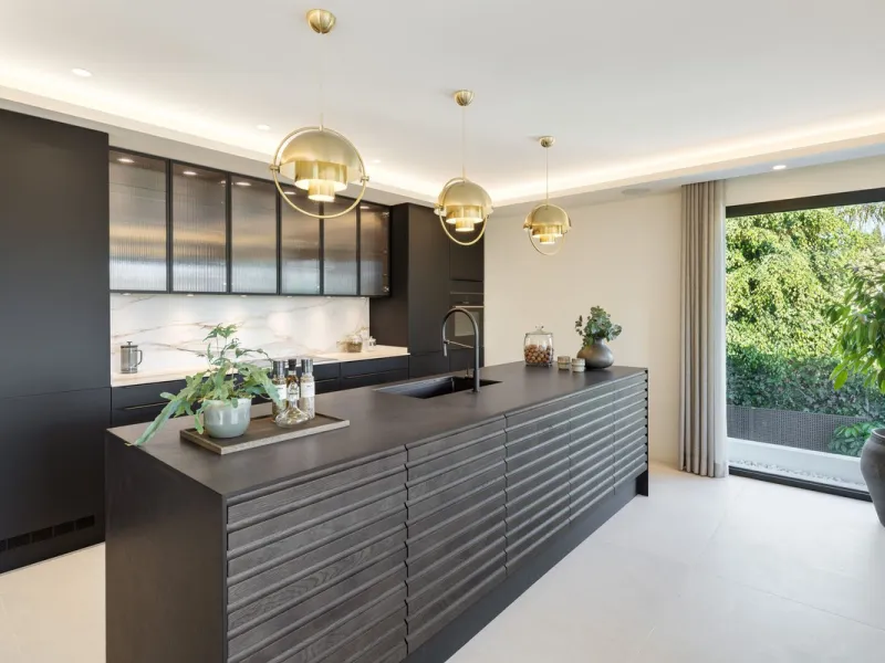 A beautiful and truly elegant, superbly designed villa in Marbella. Available now providing a key-ready home for those who wish to be close to all amenities.