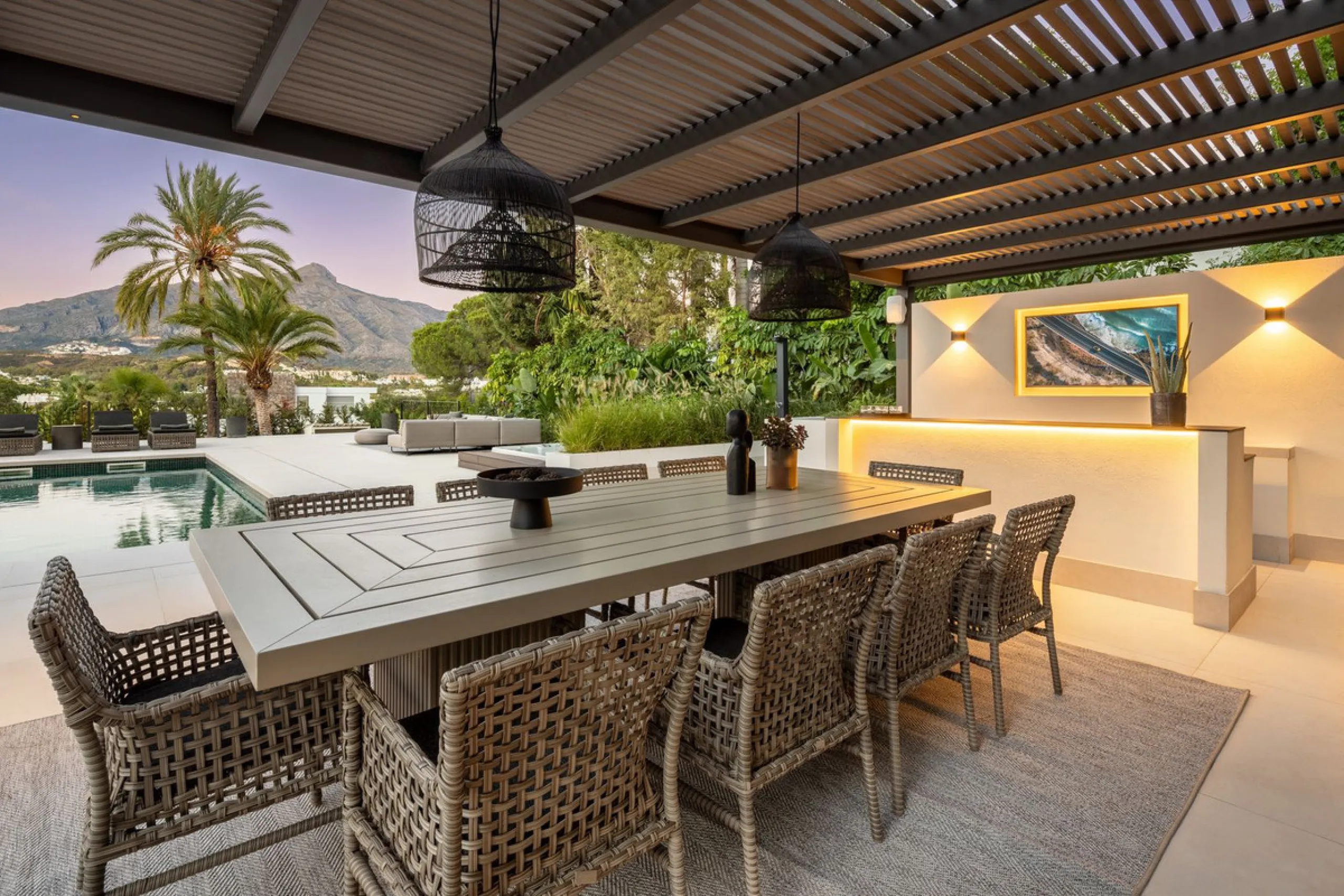 A beautiful and truly elegant, superbly designed villa in Marbella. Available now providing a key-ready home for those who wish to be close to all amenities.