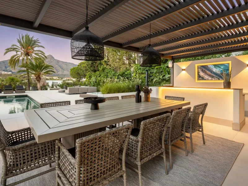 A beautiful and truly elegant, superbly designed villa in Marbella. Available now providing a key-ready home for those who wish to be close to all amenities.