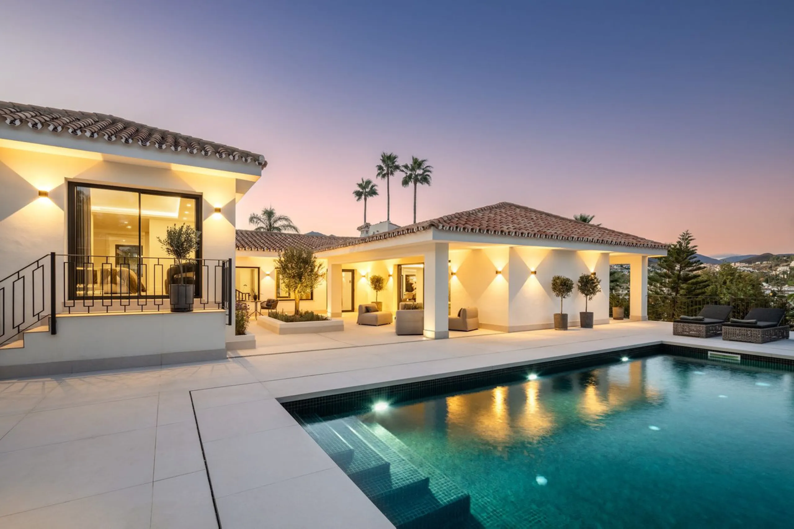 A beautiful and truly elegant, superbly designed villa in Marbella. Available now providing a key-ready home for those who wish to be close to all amenities.