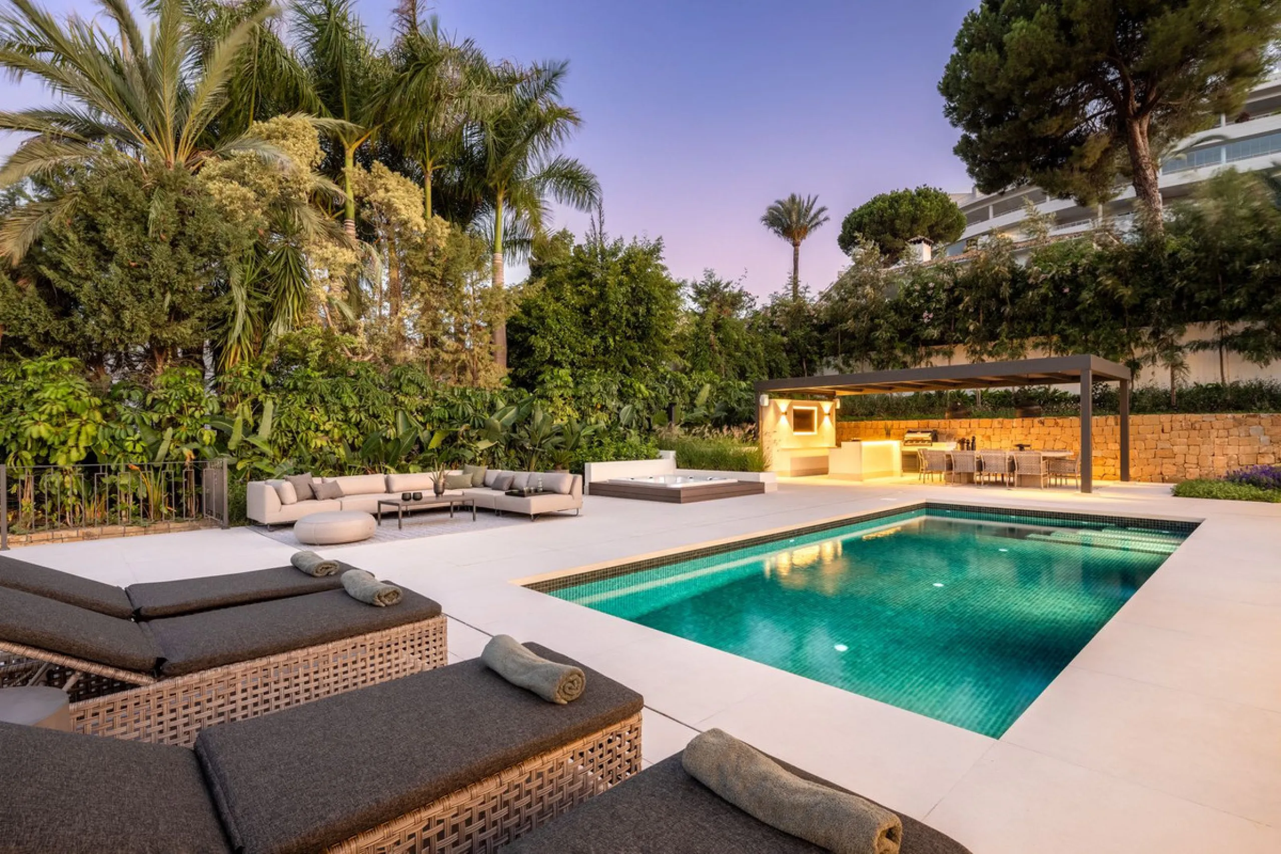 A beautiful and truly elegant, superbly designed villa in Marbella. Available now providing a key-ready home for those who wish to be close to all amenities.