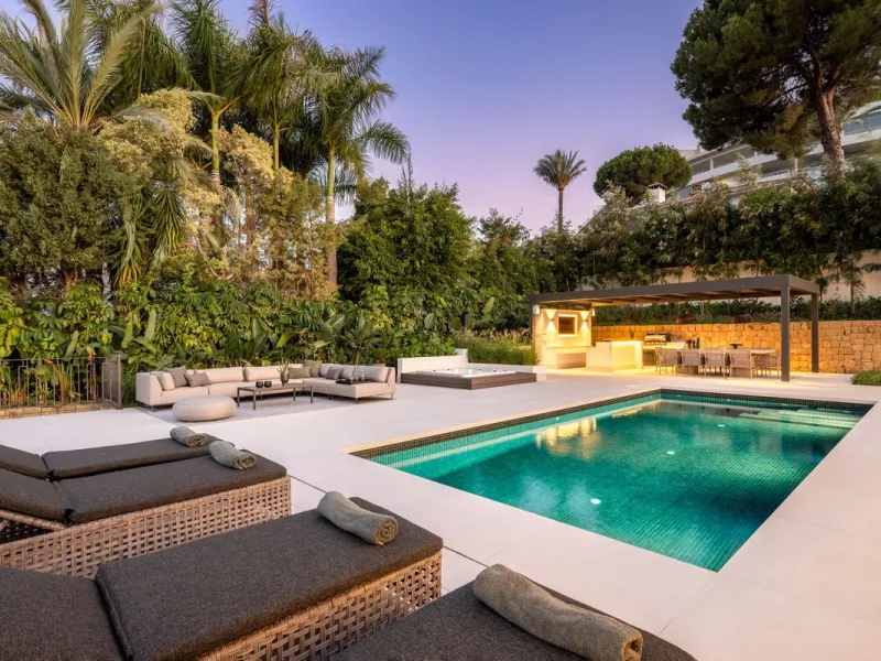 A beautiful and truly elegant, superbly designed villa in Marbella. Available now providing a key-ready home for those who wish to be close to all amenities.